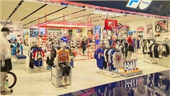 斐樂服裝店展柜定制-中強(qiáng)展柜廠